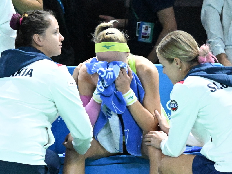 Slovenská tenistka Rebecca Šramková (uprostred), ktorú utešujú spoluhráčky Viktória Hrunčáková (vľavo) a Anna Karolína Schmiedlová (vpravo), reaguje po prehre v druhej dvojhre finálového zápasu Pohára Billie Jean Kingovej