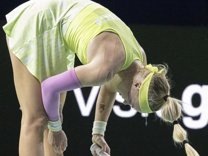 Slovenská tenistka Rebecca Šramková reaguje počas druhej dvojhry finálového duelu pohára Billie Jean Kingovej