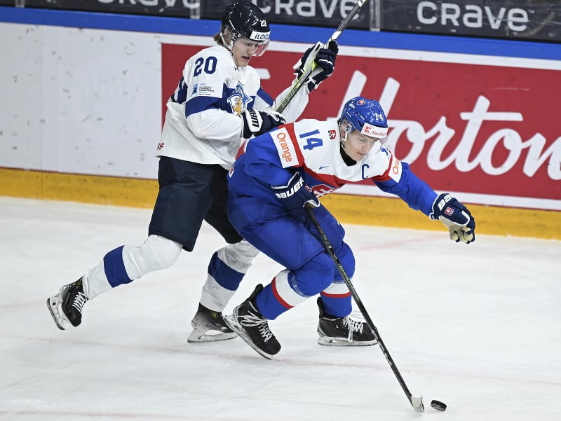 Adam Sýkora (Slovensko) s pukom na hokejke 