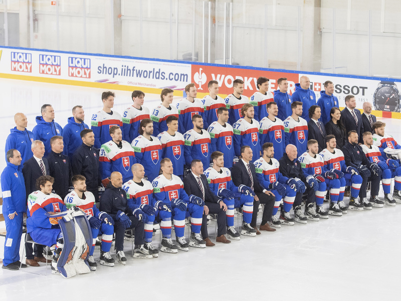 Slovenskí hokejisti a realizačný tím absolvovali spoločné fotenie na 86. majstrovstvách sveta v ľadovom hokeji