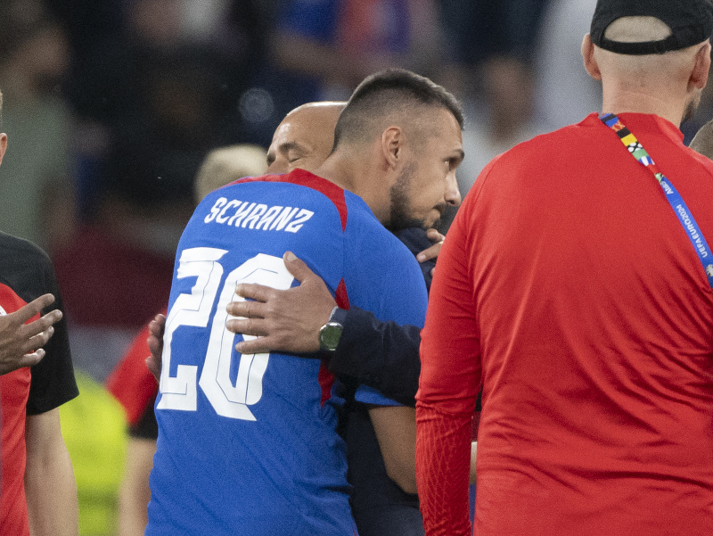 Ivan Schranz a tréner slovenskej futbalovej reprezentácie Francesco Calzona sa objímajú