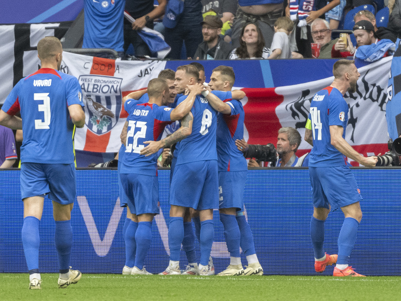 Gólové oslavy futbalistov Slovenska po vedúcom góle Ivana Schranza