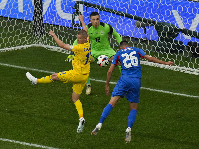 Ivan Schranz strieľa hlavou gól do siete Ukrajiny