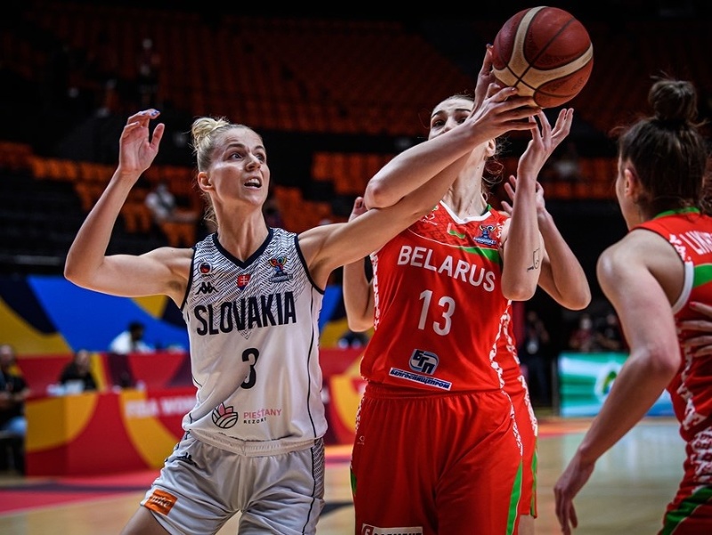 Slovenská basketbalistka Ivana Jakubcová (vľavo) a Bieloruska Maria Papovová (uprostred) 
