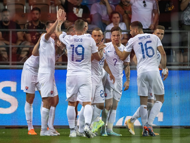 Slovenskí futbalisti oslavujú gól Denisa Vavra