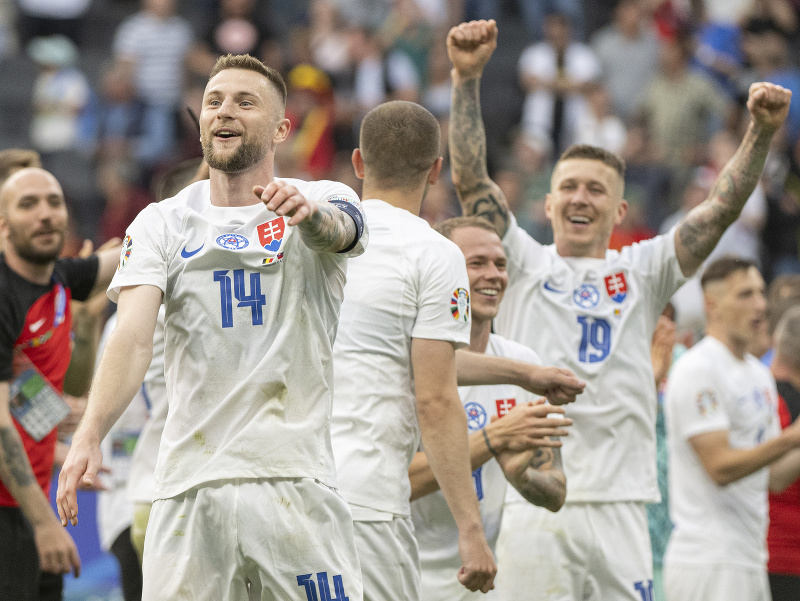 Na snímke slovenskí futbalisti zľava kapitán Milan Škriniar, Denis Vavro, Ondrej Duda a Juraj Kucka sa tešia po víťazstve v zápase E-skupiny Belgicko - Slovensko na ME vo futbale