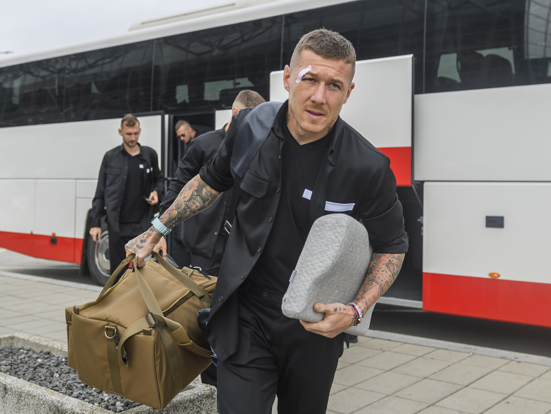 Juraj Kucka pred odchodom slovenského futbalového tímu na majstrovstvá Európy vo futbale v Nemecku na letisku v Bratislave