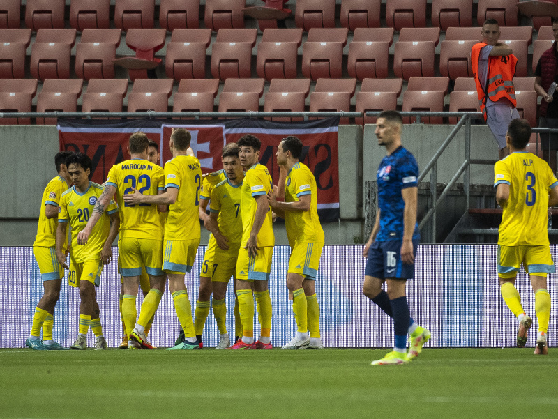 Kazašskí futbalisti (v žltých dresoch) sa tešia z gólu