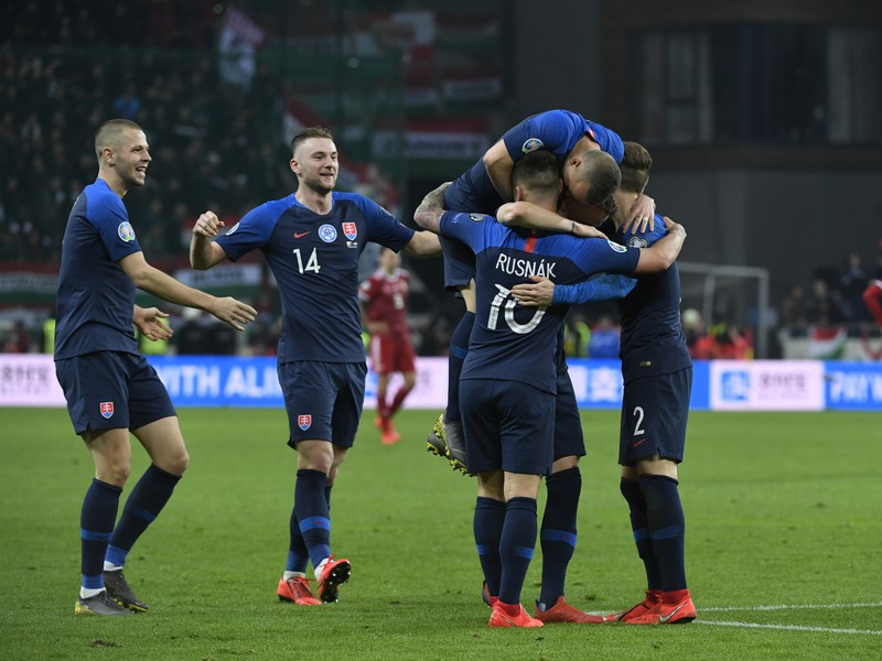 Na snímke slovenskí hráči sa radujú z druhého gólu v úvodnom stretnutí prvého kola zápasu E-skupiny kvalifikácie EURO 2020 Slovensko - Maďarsko