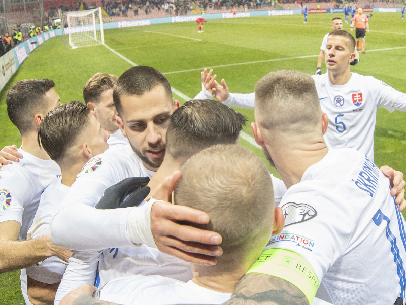 Na snímke slovenskí futbalisti sa tešia po vyrovnávajúcom góle na 1:1, ktorý strelil Róbert Boženík