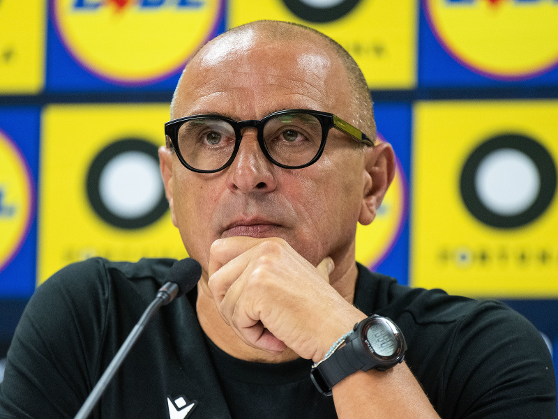 Tréner futbalovej reprezentácie SR Francesco Calzona počas tlačovej konferencie pred zajtrajším úvodným kvalifikačným zápasom na MS 2026 A-skupiny s Nemeckom