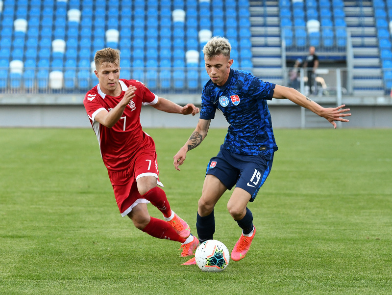 Na snímke zľava Artur Dolžnikov (Litva) a Adam Goljan (Slovensko) v zápase kvalifikácie C-skupiny na ME do 21 rokov vo futbale Slovensko - Litva
