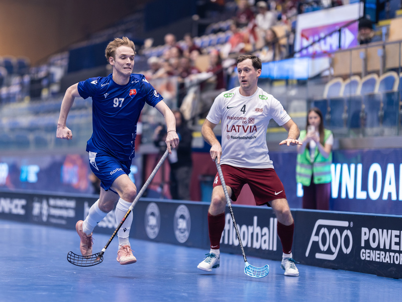 Slovenský hráč Šimon Batkovič (vľavo) a lotyšský hráč Morics Krumins v zápase B-skupiny Slovensko - Lotyšsko na MS vo florbale mužov vo švédskom Malmö