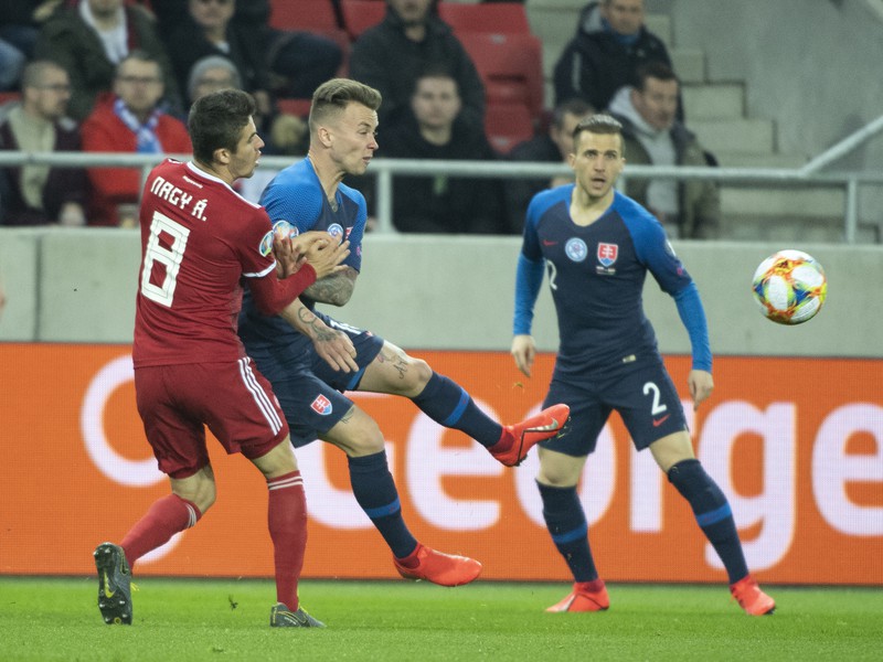 Na snímke zľava Ádám Nagy (Maď.), Albert Rusnák a Peter Pekarík (obaja Slovensko) v úvodnom stretnutí prvého kola zápasu E-skupiny kvalifikácie EURO 2020 Slovensko - Maďarsko