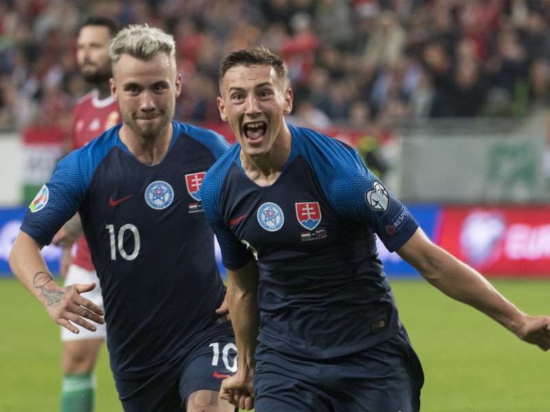 Na snímke gólová radosť hráčov Slovenska, v popredí strelec gólu Róbert Boženík