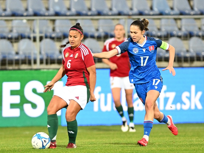 Vpravo kapitánka Slovenska Mária Mikolajová a hráčka Maďarska Evelin Fenyvesiová v súboji o loptu