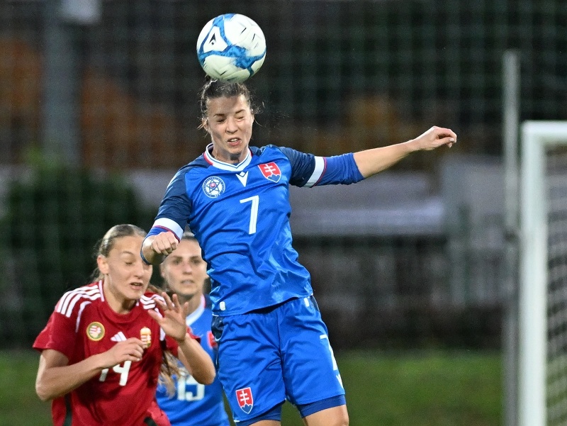 Vpravo hráčka Slovenska Patrícia Fischerová a hráčka Maďarska Brigitta Pulinsová v hlavičkovom súboji