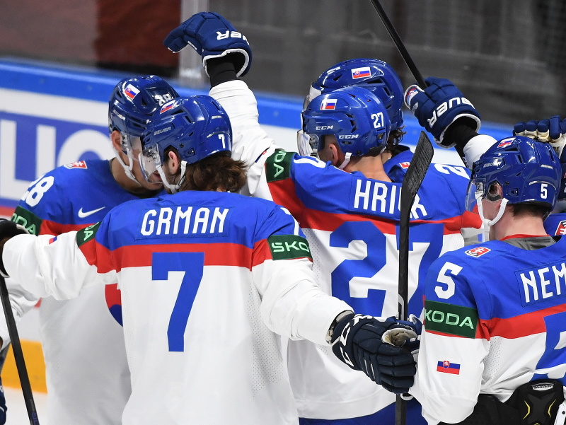Na snímke slovenskí hokejisti sa tešia z gólu Mareka Hrivíka (uprostred) v zápase základnej B - skupiny Slovensko - Nórsko na 86. majstrovstvách sveta v ľadovom hokeji