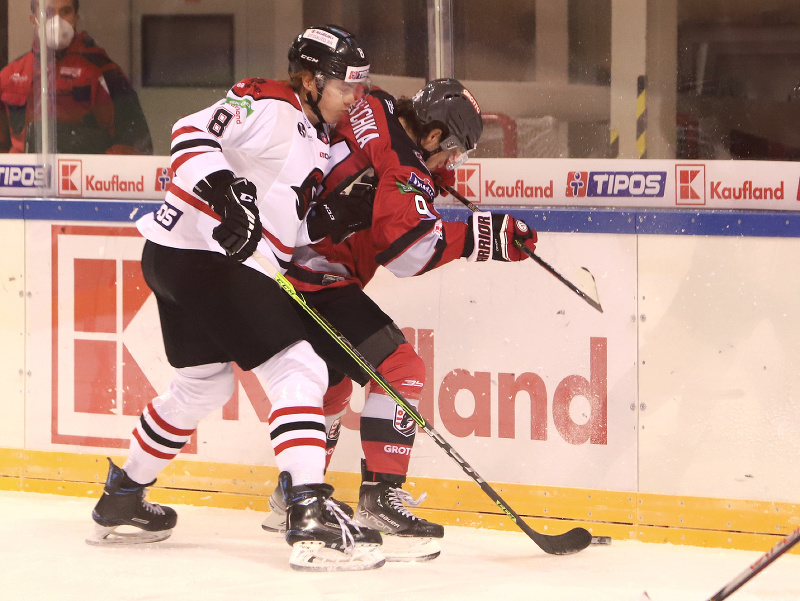 Zľava Chase Berger (Banská Bystrica) a Marek Zagrapan (Prešov) počas 23. kola Tipos extraligy HC ‘05 Banská Bystrica - HC GROTTO Prešov
