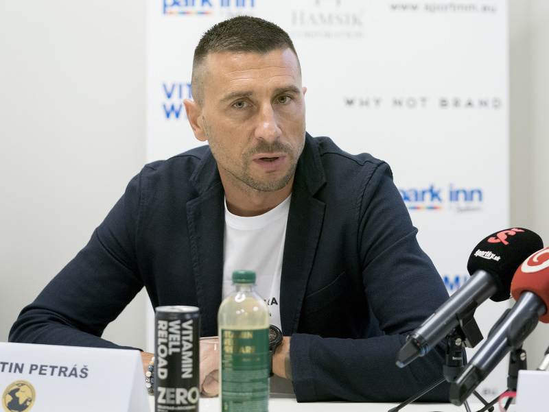 Na snímke agent Martin Petráš počas tlačovej konferencie 