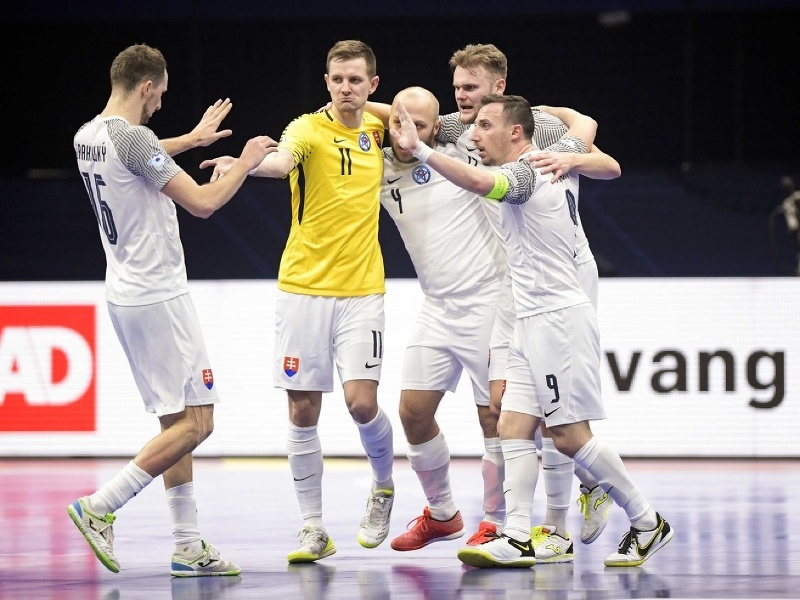 Slovenskí futsalisti oslavujú gól proti Španielsku