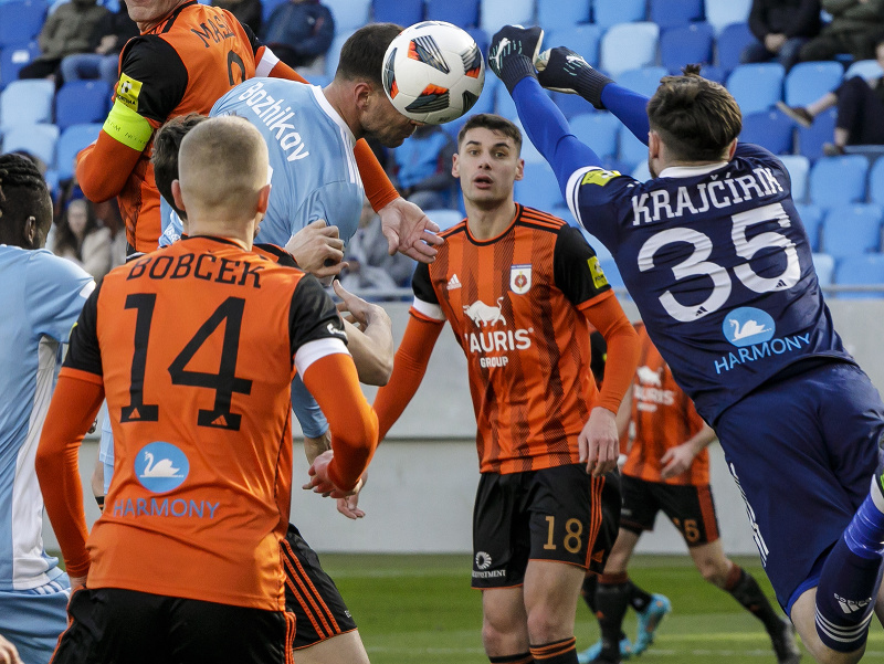 Zľava Tomáš Bobček (Ružomberok), Vasil Božikov (Bratislava), Martin Boďa a brankár Ivan Krajčírik (obaja Ružomberok) bojujú o loptu