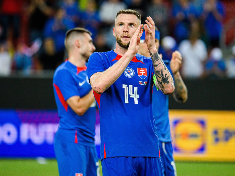 Kapitán Slovenska Milan Škriniar ďakuje fanúšikom po výhre v generálke na EURO 2024