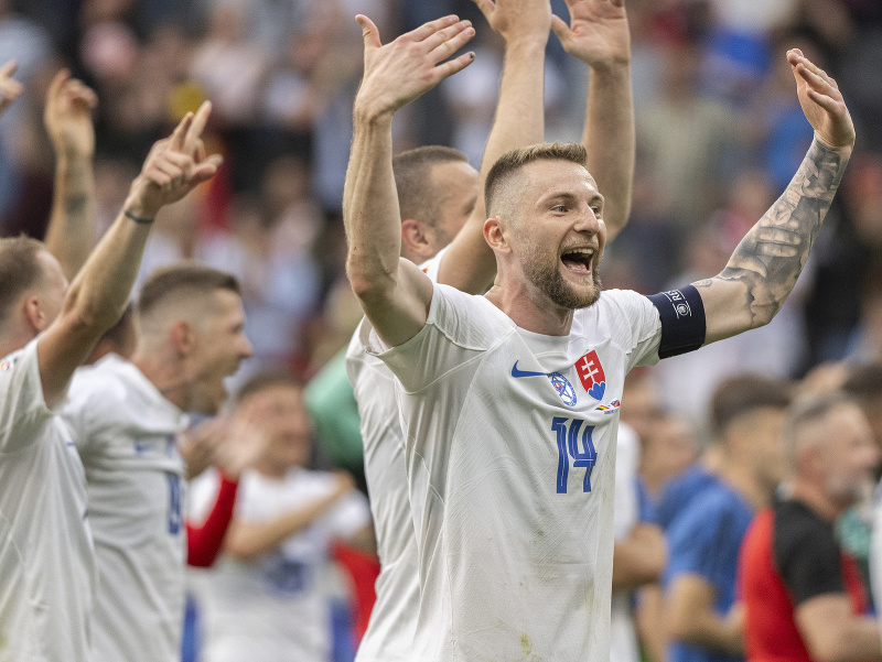 Kapitán slovenskej futbalovej reprezentácie Milan Škriniar (vpravo) ďakuje divákom po víťazstve v zápase E-skupiny Belgicko - Slovensko na ME vo futbale