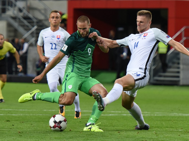 Milan Škriniar v súboji o loptu s Timom Matavžom