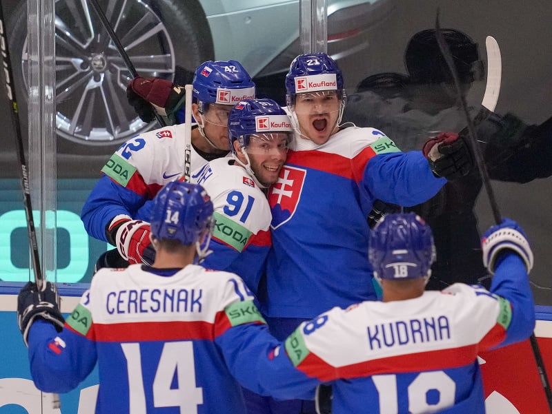 Slovenský hokejista Miloš Kelemen (21) sa teší so spoluhráčmi po strelení úvodného gólu počas zápasu základnej B-skupiny USA - Slovensko na 87. majstrovstvách sveta