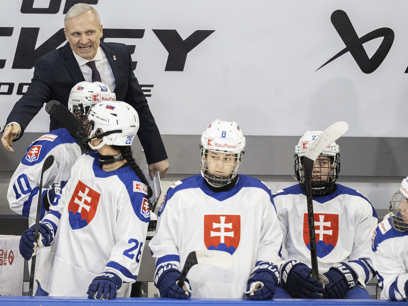 Hore tréner slovenských hokejistiek Miroslav Mosnár počas zápasu