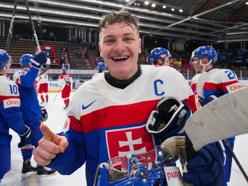 Kapitán Slovenska Adam Sýkora sa raduje z výhry na MS v hokeji do 20 rokov