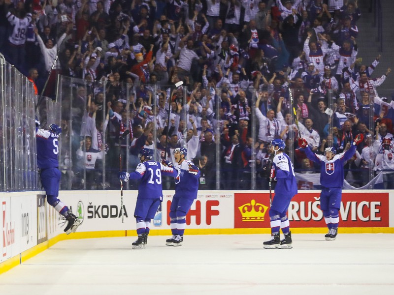 Radosť hráčov Slovenska po strelenom góle
