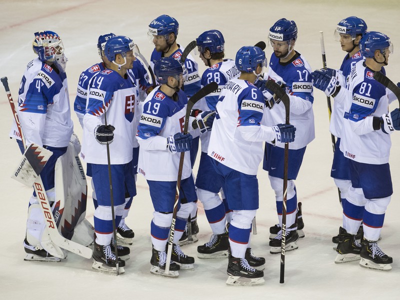 Na snímke slovenskí hokejisti sa tešia po výhre 6:3 po zápase základnej A-skupiny Francúzsko - Slovensko