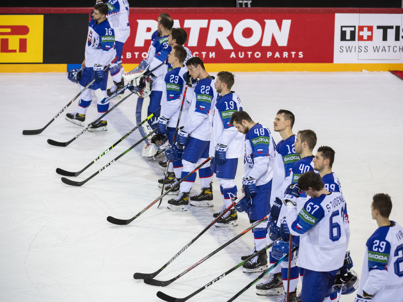 Smutní hráči Slovenska po krutej prehre so Švajčiarskom