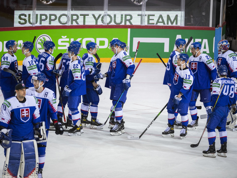 Na snímke smutní hokejisti Slovenska po prehranom zápase základnej A-skupiny Švédsko - Slovensko