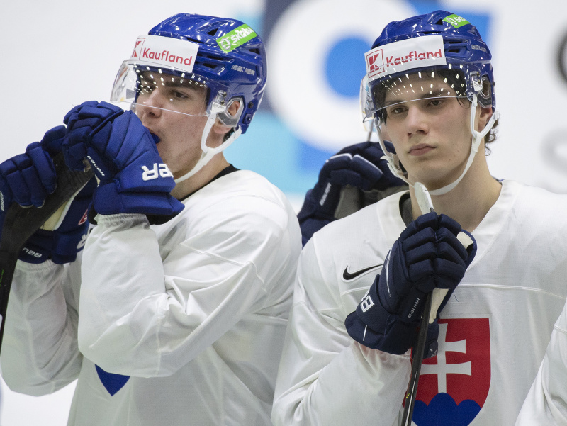 Na snímke hokejisti Šimon Nemec (vľavo) a Juraj Slafkovský počas tréningu slovenskej hokejovej reprezentácie