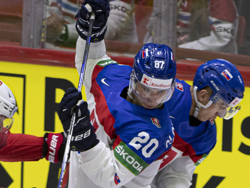 Juraj Slafkovský (Slovensko) s helmou Pavla Regendu 