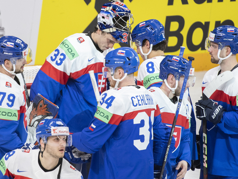 Na snímke slovenskí hokejisti reagujú po prehre 2:3 v zápase základnej B-skupiny Slovensko - Česko 
