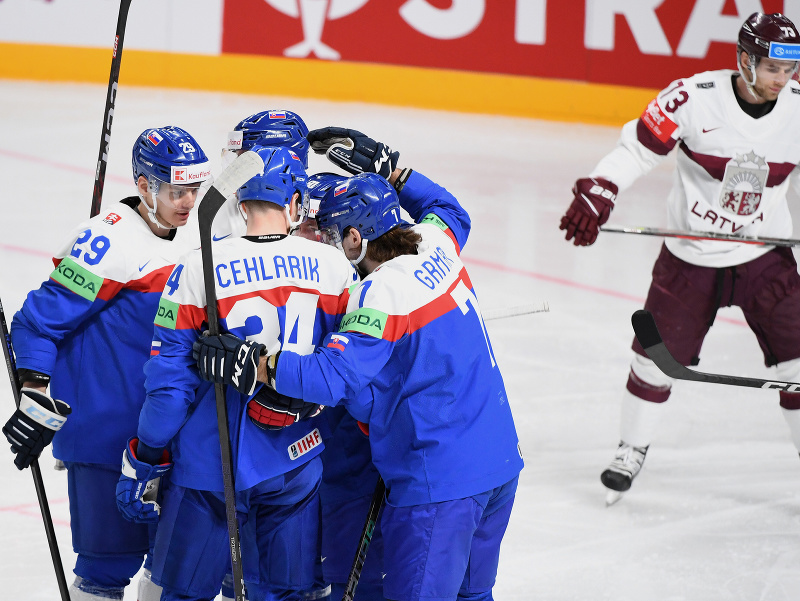 Radosť slovenských hokejistov po otváracom góle proti Lotyšsku