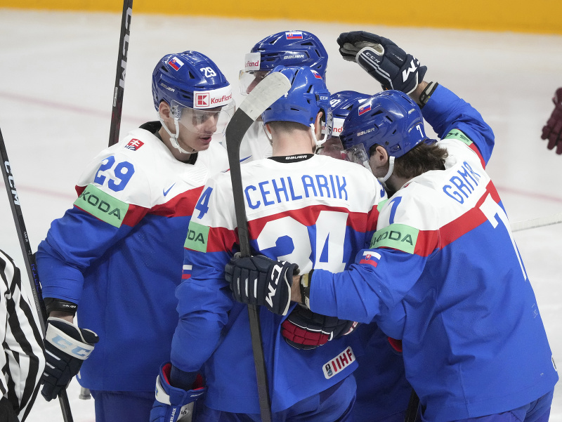 Slovenskí hokejisti sa tešia vďaka gólu, ktorý vsietili Lotyšom