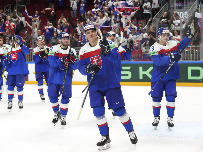 Slovenskí hokejisti oslavujú výhru nad Lotyšskom