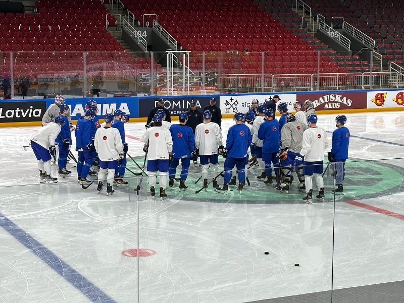 Slovenskí hokejisti na rannom rozkorčuľovaní pred zápasom so Švajčiarskom