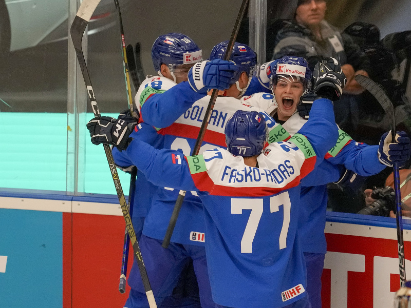 Slovenskí hokejisti oslavujú gól