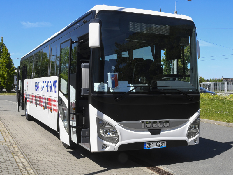 Na snímke autobus so slovenskými hráčmi na 87. majstrovstvách sveta v ľadovom hokeji v Ostrave