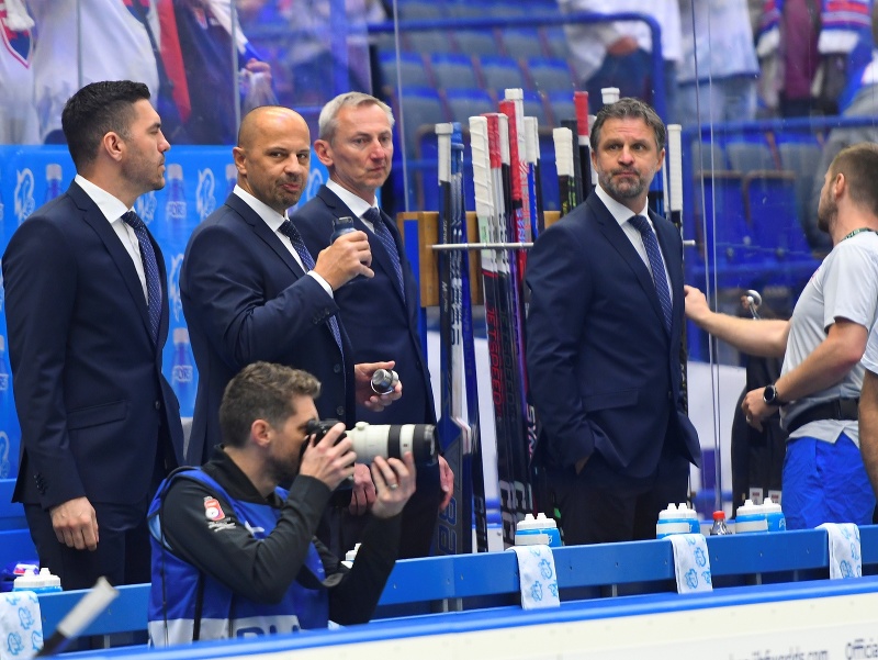 Asistenti trénera Peter Frühauf, Ján Pardavý, lekár MUDr. Pavol Lauko a asistent trénera Róbert Petrovický
