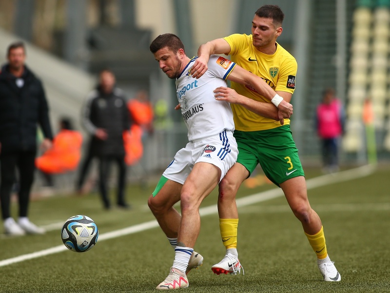 Patrik Leitner (vpravo) v súboji o loptu
