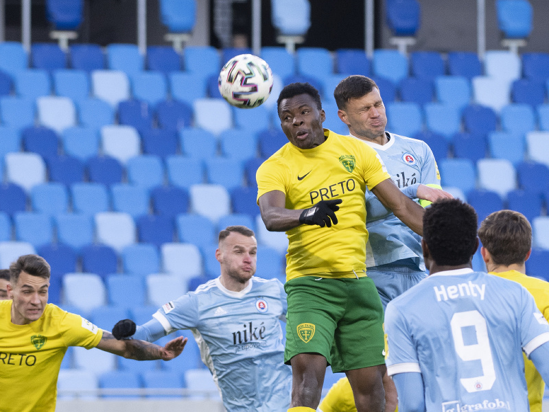 Vľavo vo výskoku Taofiq Jibril (Žilina) a vpravo Vasil Božikov (Slovan)