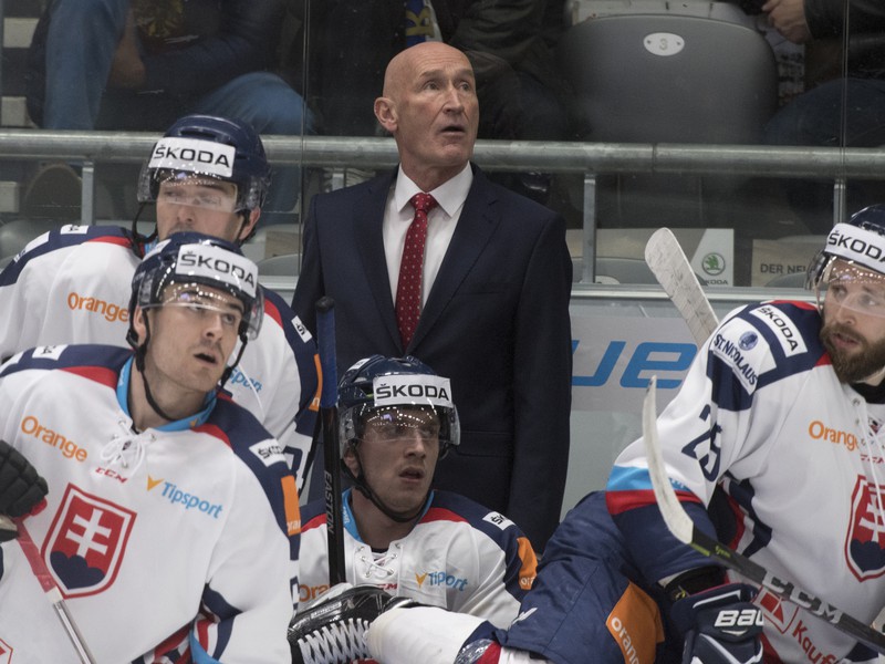 Na snímke tréner tímu Slovenska Craig Ramsay na striedačke počas zápasu hokejového turnaja Nemecký pohár 