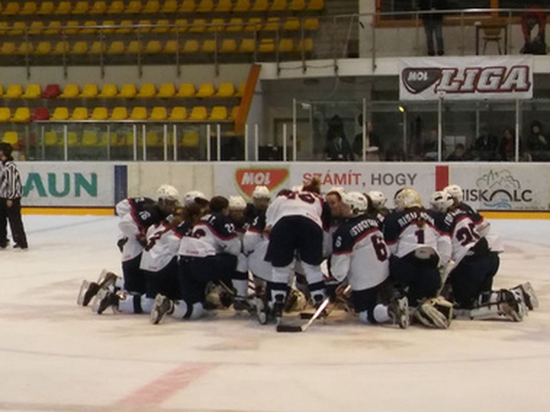 Víťazný rituál mladých slovenských hokejistiek po triumfe nad Nórkami